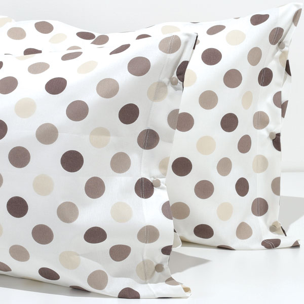 Coppia-Federe-Barcellona-Fondo-Bianco-Pois-Grande-Beige