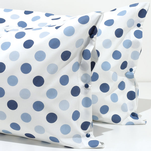 Coppia-Federe-Barcellona-Fondo-Bianco-Pois-Grande-Blu