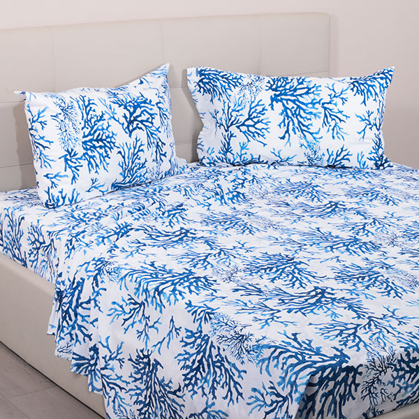 Completo-Letto-Mano-Seta-Coralli-Fondo-Bianco-Disegno-Blu-1.jpg