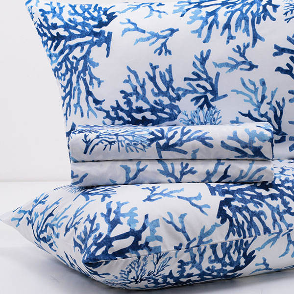 Completo-Letto-Mano-Seta-Coralli-Fondo-Bianco-Disegno-Blu-Prodotto