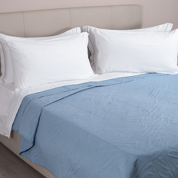Trapuntino-Wild-Mano-Seta-Azzurro-Letto.jpg